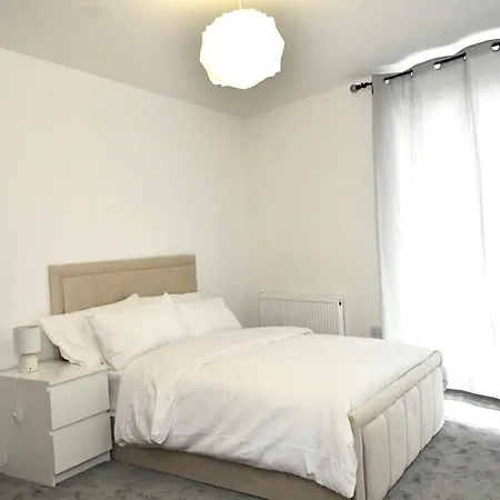 Spacious 2Bedroom Apartment In London City Airport Exterior photo